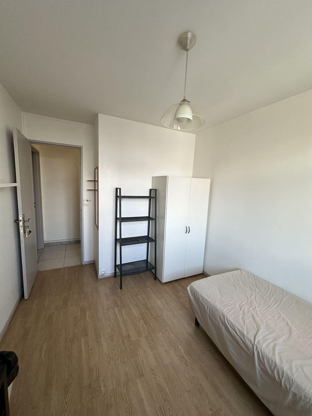 Ivry-sur-Seine 94e·12m²·Separate room in the sharing apartment·With furniture[Paris Rental]