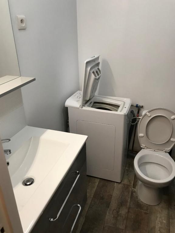 PARIS 8e·27m²·studio·With furniture[Paris Rental]