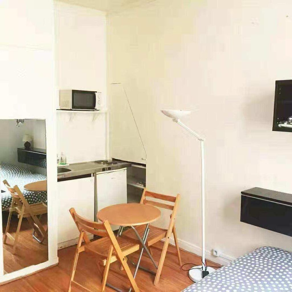 PARIS 2e·15m²·F1··A long terme uniquement[Location à Paris France]