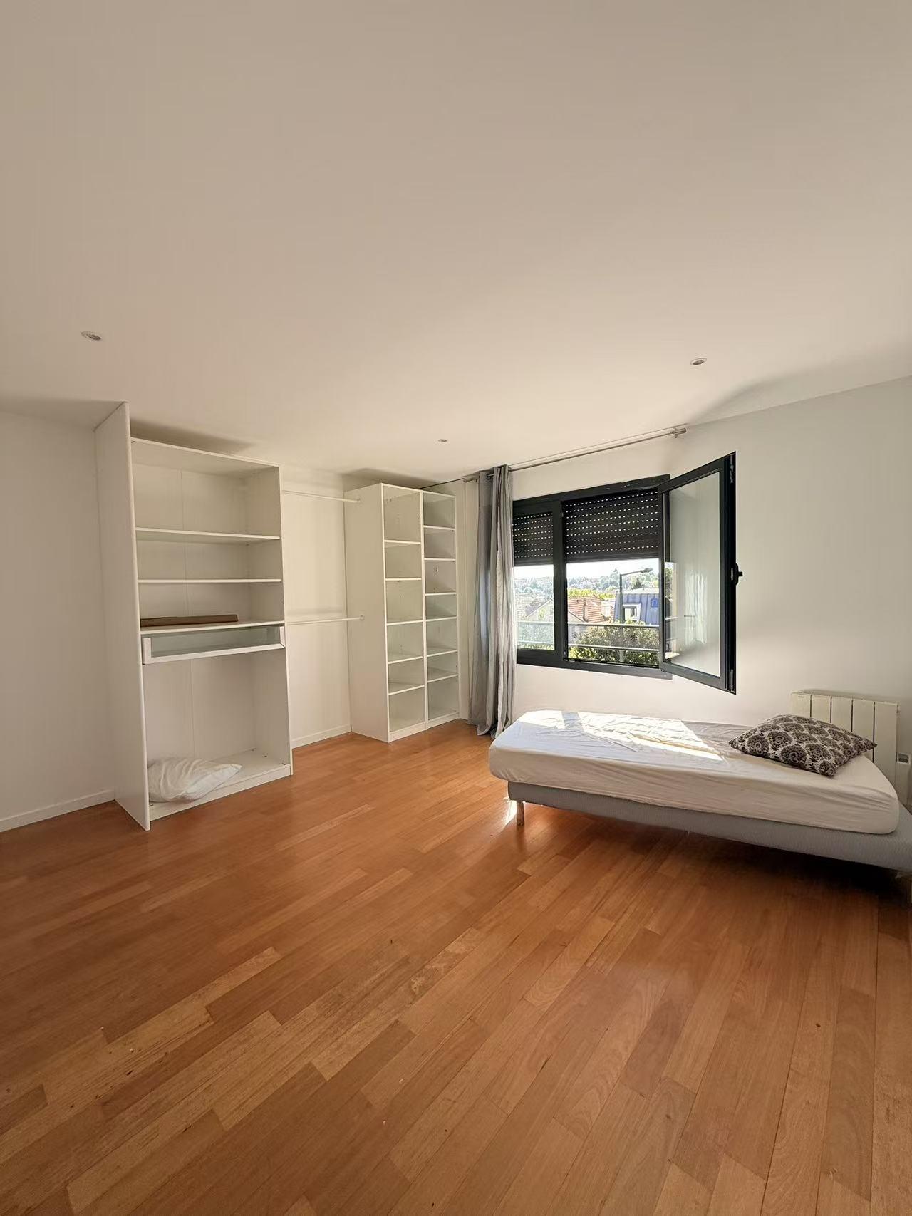 Bagneux (92) · 303 m² · Separate room in the sharing apartment · Furnished[Paris Rental]
